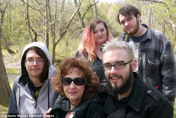 72-летняя бабушка и 19-летний парень нашли в лице друг друга «истинную любовь» (фото, видео)