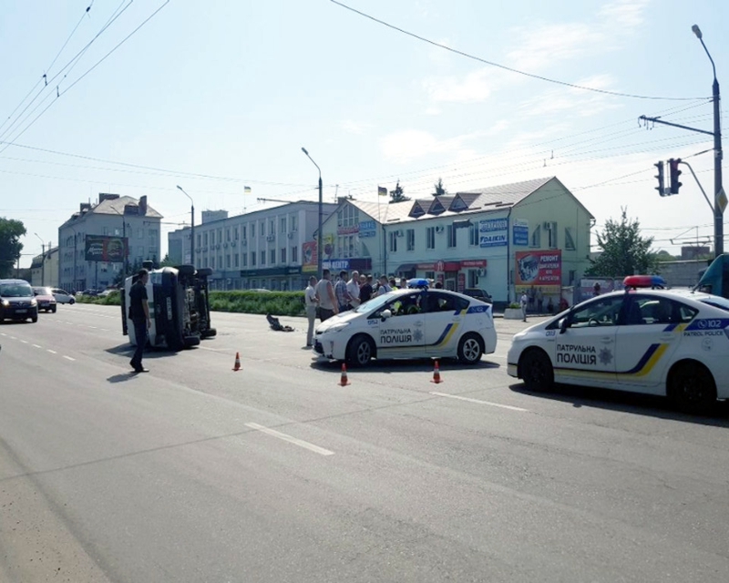 Не поделили дорогу: в Полтаве полицейский Renault врезался в инкассаторов, один человек в больнице (обновлено)