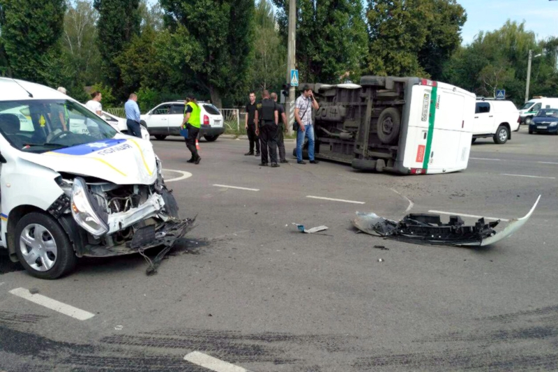 Не поделили дорогу: в Полтаве полицейский Renault врезался в инкассаторов, один человек в больнице (обновлено)