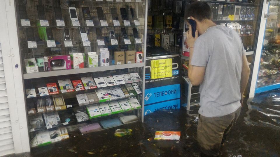 Небывалая гроза в Киеве: появились впечатляющие фото и видео