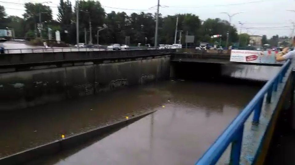 Небывалая гроза в Киеве: появились впечатляющие фото и видео
