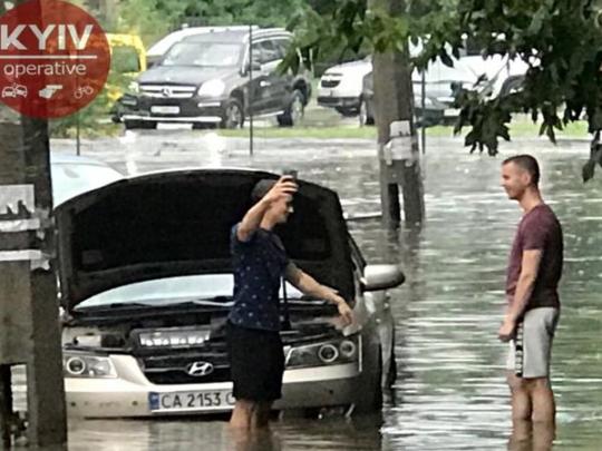 Озеро на Дорогожичах: в сети показали новые видео последствий стихии в Киеве (видео)