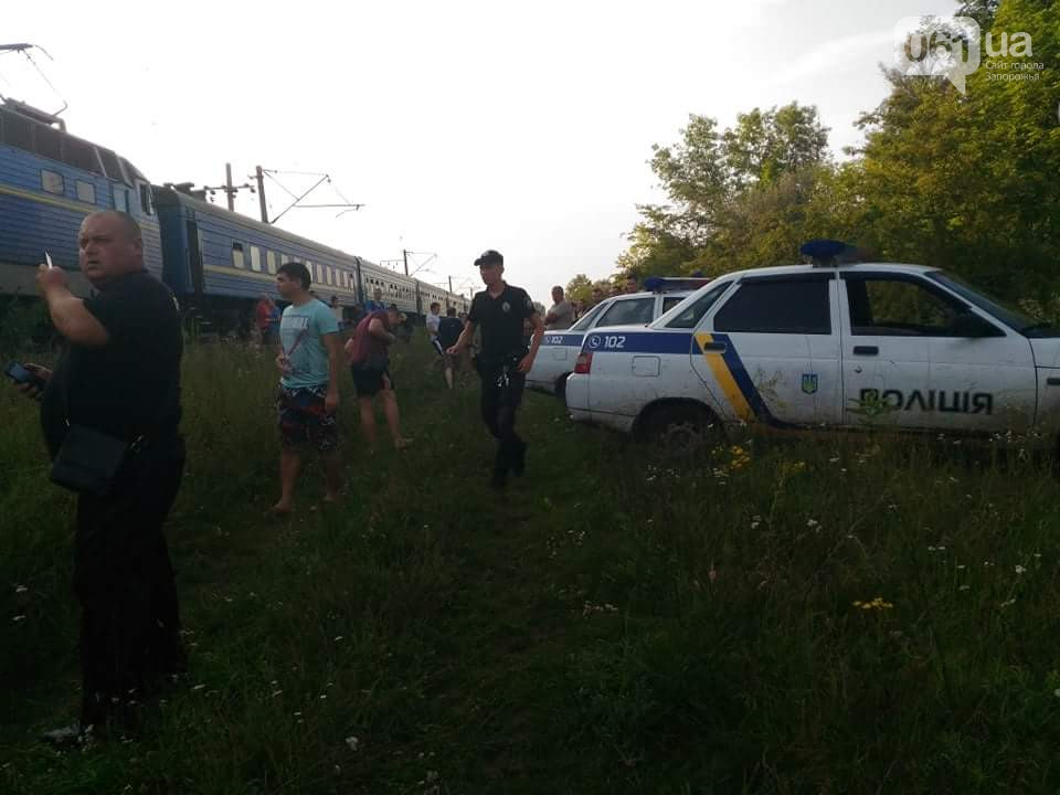 Поезд «Киев—Бердянск» снес легковое авто: есть жертвы