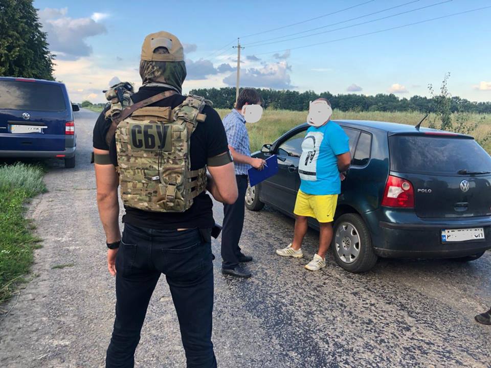 Полмиллиона за услуги: задержан высокопоставленный фискал (фото)