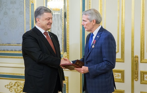 Порошенко наградил сенатора США орденом