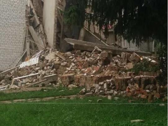Стена студенческого общежития обвалилась под Житомиром: опубликованы фото последствий