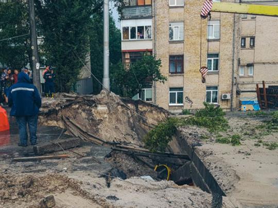 В Киеве ливень разрушил мост: приведена схема объезда (видео)