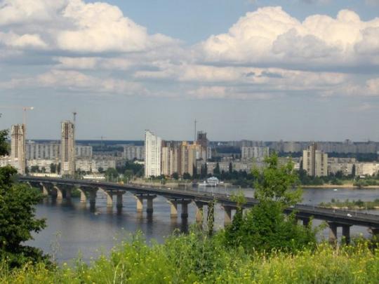 В Киеве ограничат движение по мосту Патона