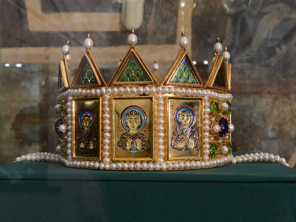 В Киеве показали короны князя Владимира и его жены Анны (фото)