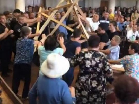 В мэрии Конотопа устроили массовое побоище (фото, видео)
