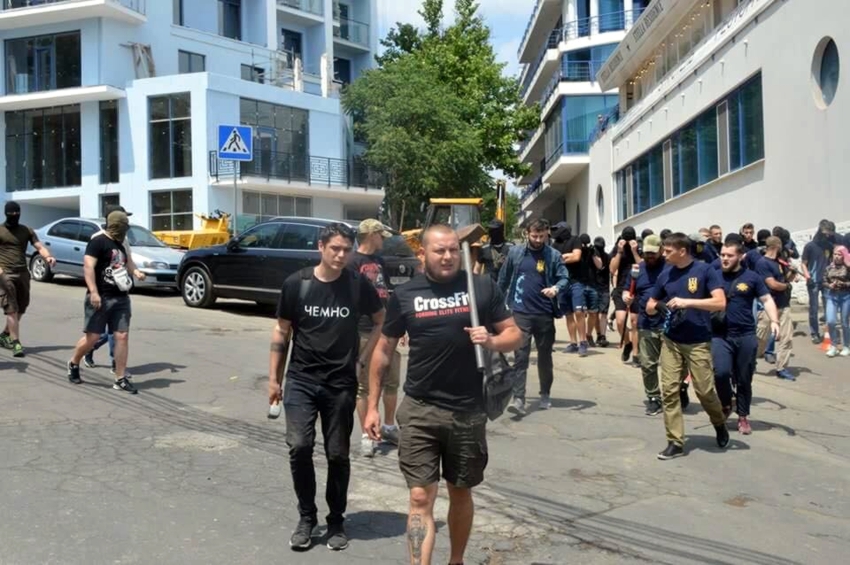 В Одессе активисты освобождают пляжи от «нахалстроя» (фото)
