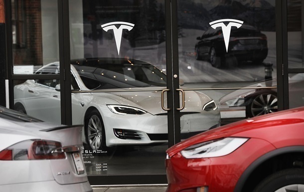 В США электромобиль Tesla на автопилоте врезался в авто пожарных