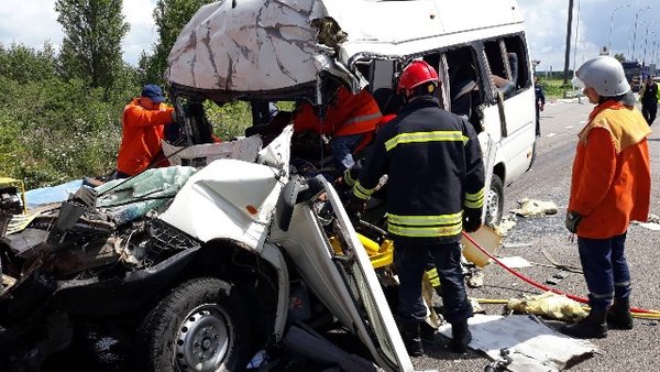 В страшной аварии на трассе Киев – Чоп погибли десять человек (обновлено, фото, видео)