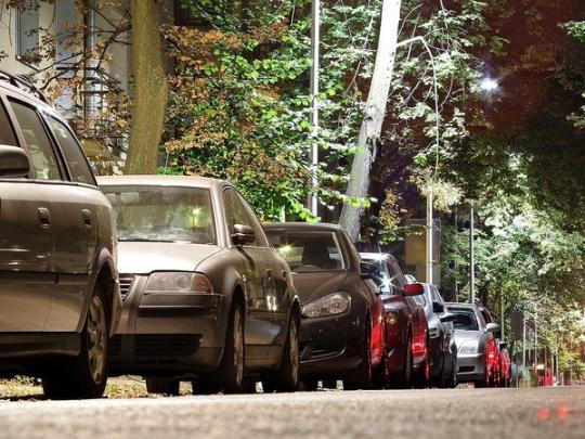 Вскоре запретят парковки возле домов, но построят больше велодороджек