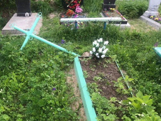 Успокаивался после ссоры с одноклассниками: подросток устроил жуткий погром на кладбище (фото)