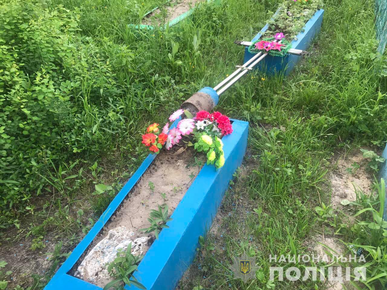Успокаивался после ссоры с одноклассниками: подросток устроил жуткий погром на кладбище (фото)