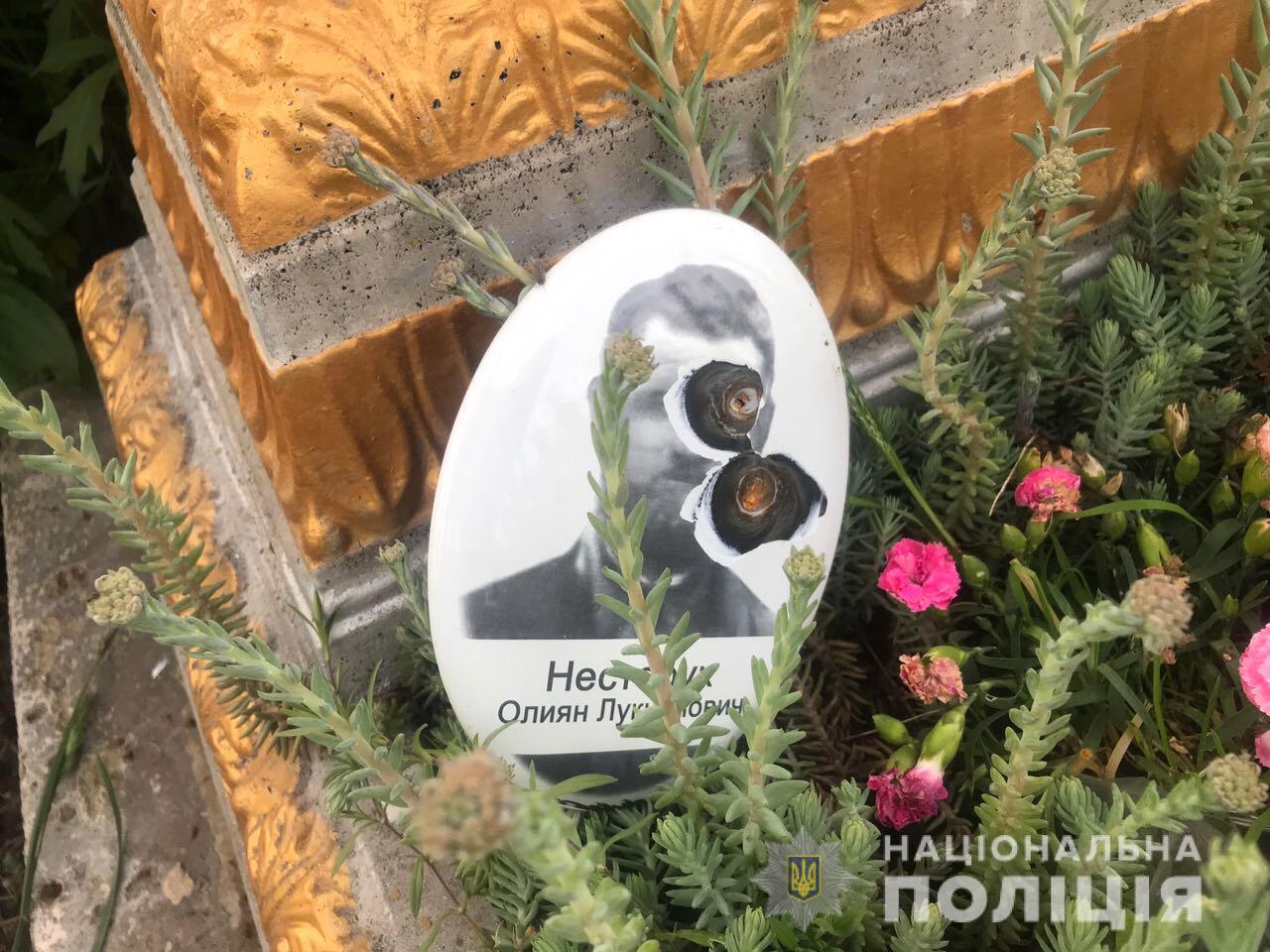 Успокаивался после ссоры с одноклассниками: подросток устроил жуткий погром на кладбище (фото)