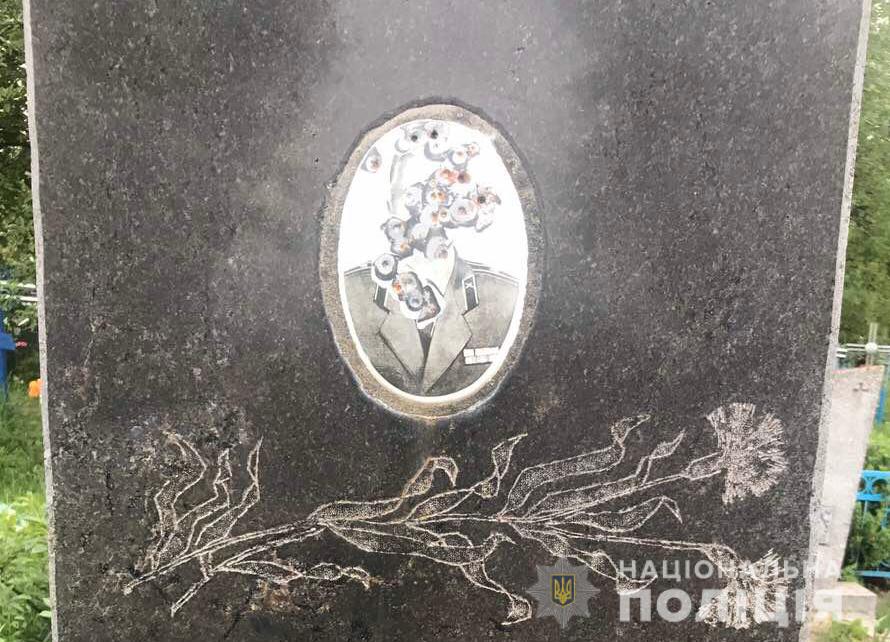 Успокаивался после ссоры с одноклассниками: подросток устроил жуткий погром на кладбище (фото)