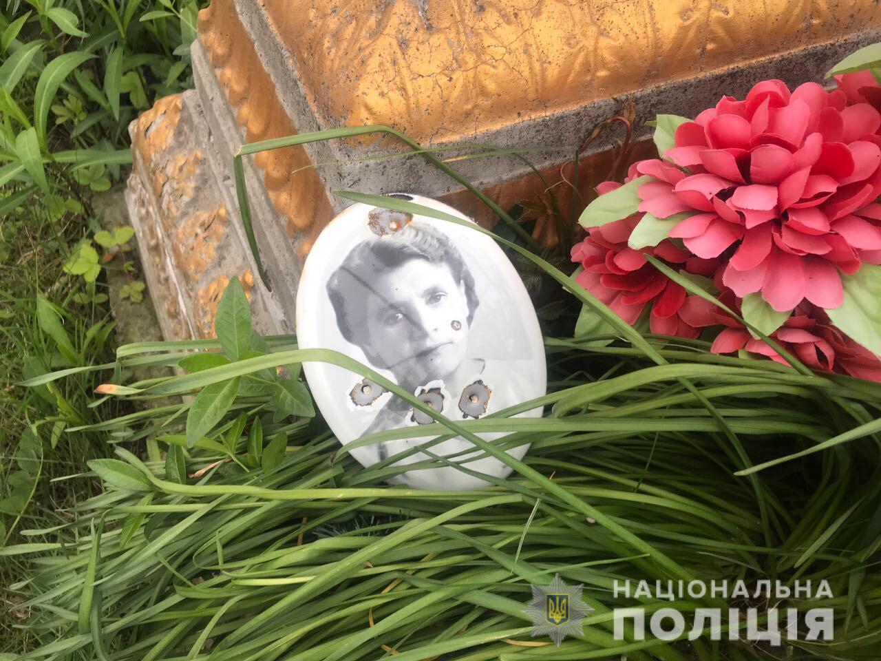 Успокаивался после ссоры с одноклассниками: подросток устроил жуткий погром на кладбище (фото)