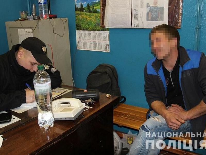 Цеплялись за поезда и прыгали на рельсы: в киевском метро поймали экстремалов (фото)