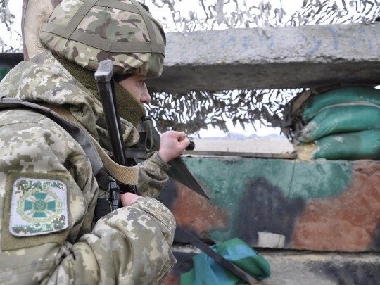 Снайпер боевиков обстрелял пункт пропуска на Донбассе: ранен украинский пограничник