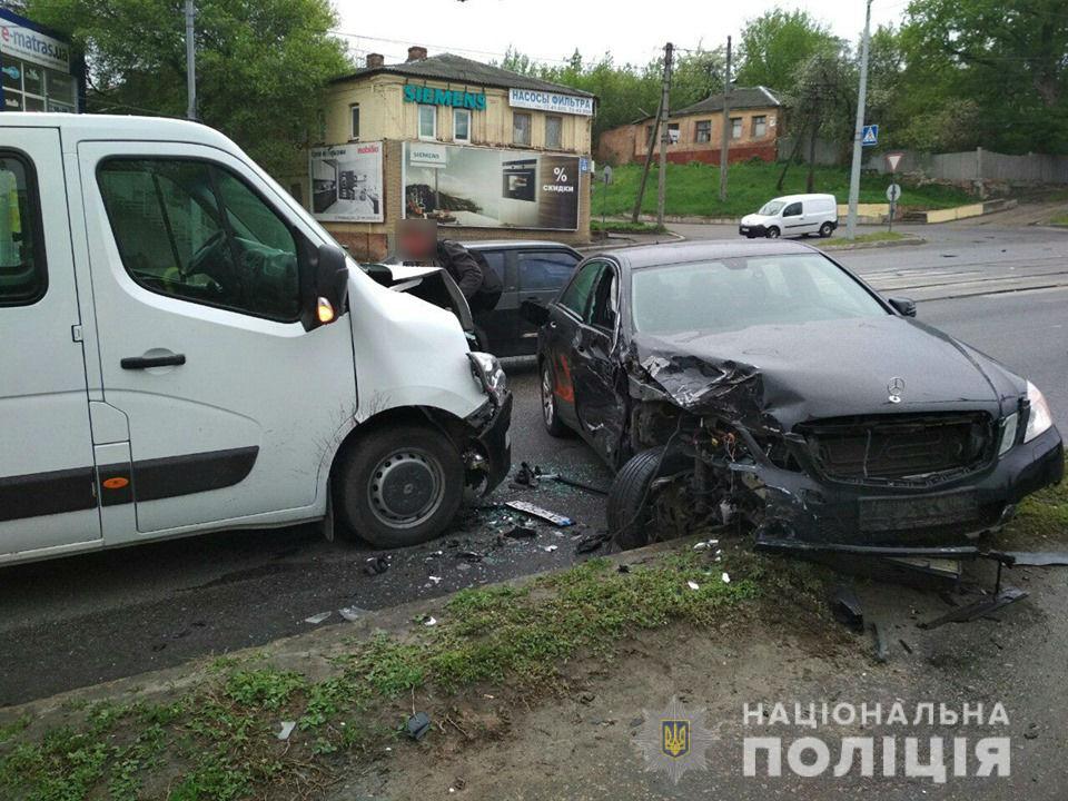 В Харькове мужчина устроил двойное ДТП на угнанном авто: фото с места аварии