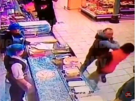 В киевском Сильпо мужчина одним ударом убил покупателя: в сеть попало видео с камер