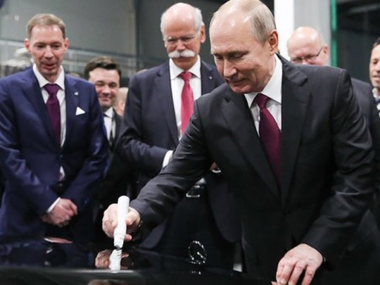 Вопреки санкциям Путин открыл завод Mercedes-Benz и оставил автограф на капоте машины
