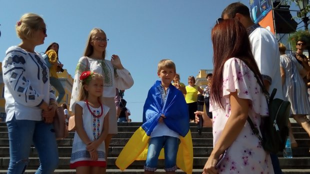 28-метровий прапор України з розмахом розгорнули в Одесі: яскраві фото