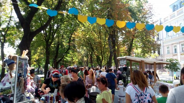 28-метровий прапор України з розмахом розгорнули в Одесі: яскраві фото
