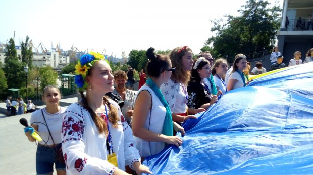 28-метровий прапор України з розмахом розгорнули в Одесі: яскраві фото
