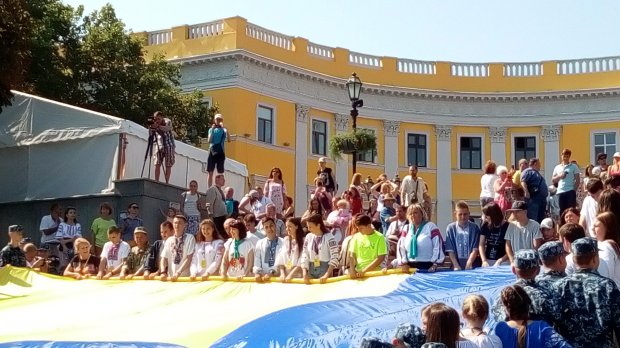 28-метровий прапор України з розмахом розгорнули в Одесі: яскраві фото