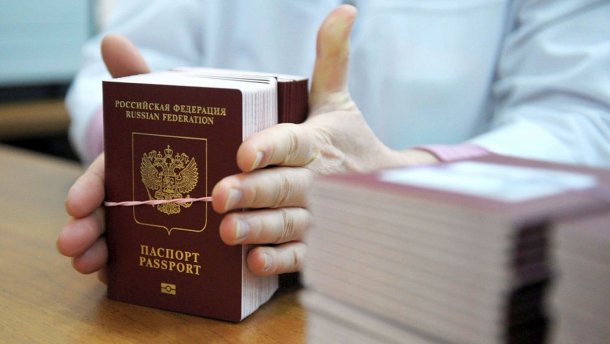 Афера з паспортами Росії: жителів ЛДНР ошукали на мільйони рублів