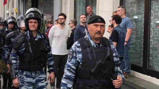 Акцію протесту в Москві придушує екс-полковник Беркута Сергій Кусюк: відео
