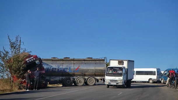 Аварія на одеській трасі: в автоцистерни могло тріснути колесо – версія соцмереж