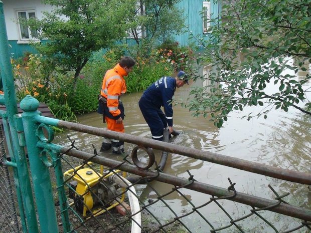 Авто плавали у воді, а дерева падали на дороги: які регіони постраждали від негоди найбільше