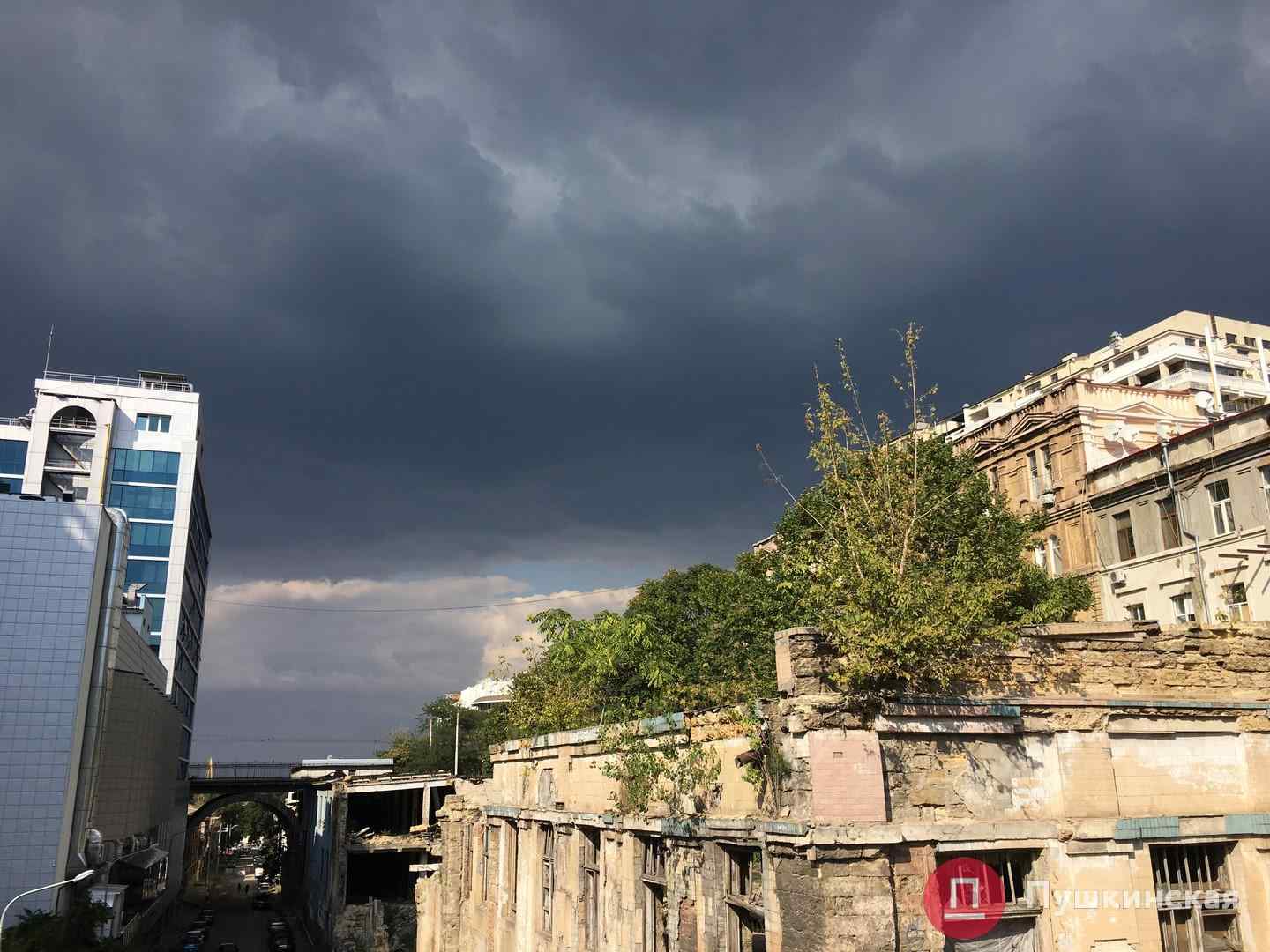 Берите зонтики: вопреки прогнозам небо над Одессой заволокло тучами. Фотофакт