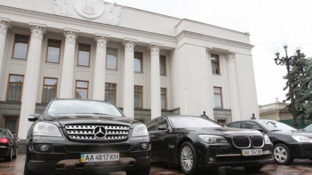 Безкоштовне лікування, гроші на квартиру та відпустка: які пільги мають народні депутати