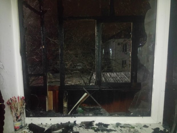 Через кинуту на балкон петарду у Запоріжжі загорілася квартира: фото