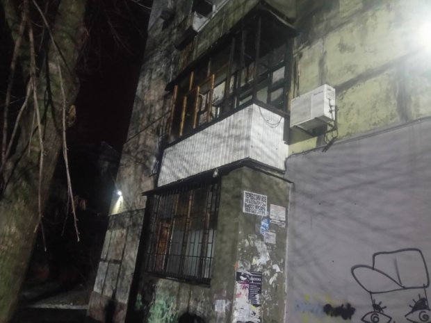 Через кинуту на балкон петарду у Запоріжжі загорілася квартира: фото