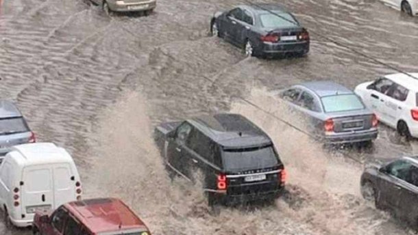 Через потужну зливу Київ знову пішов під воду: фото і відео