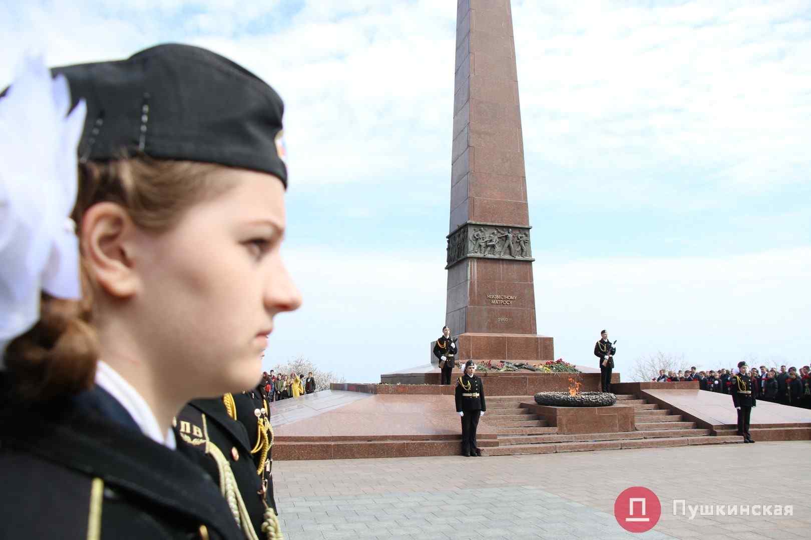 Цифры с памятника Неизвестному матросу в центре Одессы украли дети. Видео