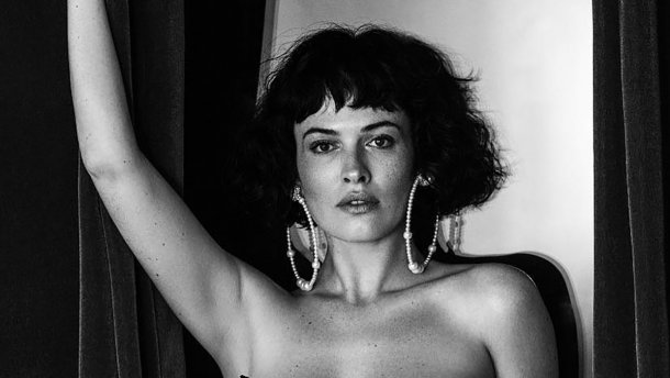 Даша Астафєва оголила пишні груди у провокативній зйомці Playboy: фото 18+