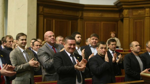 Для украинских чиновников настали непростые времена, но они устойчивы к вредным воздействиям