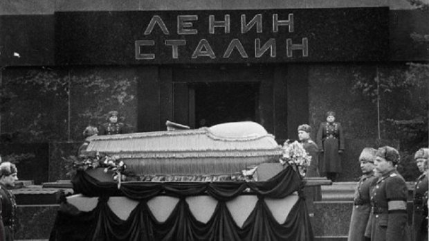 Кремлівський мрець: Леніна поховають у Мавзолеї?
