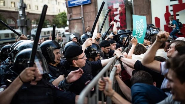Кровавые митинги в Москве: Путин пытается отыграться за поражение в Киеве