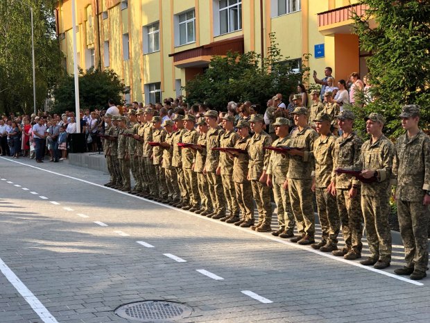 Львівські школярі здивували незвичним святкуванням Дня знань: промовисті фото, відео