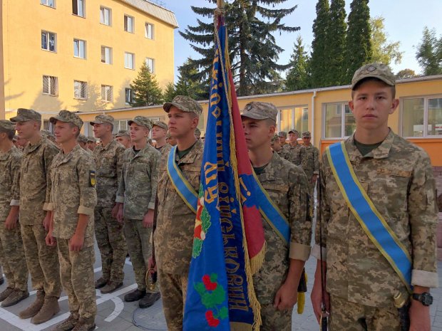 Львівські школярі здивували незвичним святкуванням Дня знань: промовисті фото, відео