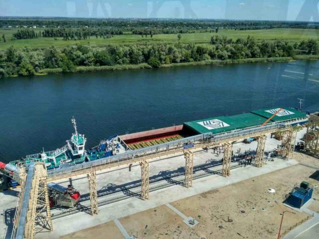 Легендарну баржу з кавунами і динями скоро відправлять до Києва: видовищні фото