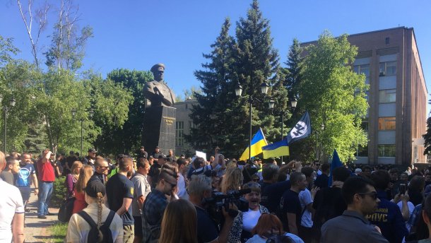 Мітинг проти повернення проспекту імені Жукова у Харкові: сутички активістів